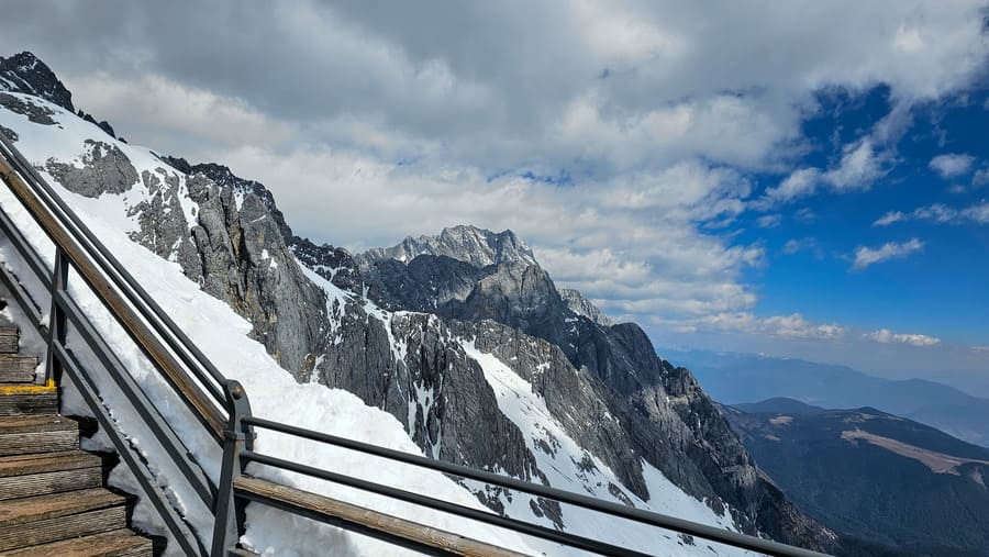 Impresionante paisaje alpino con nieve y vistas panorámicas en la montaña Yulong
